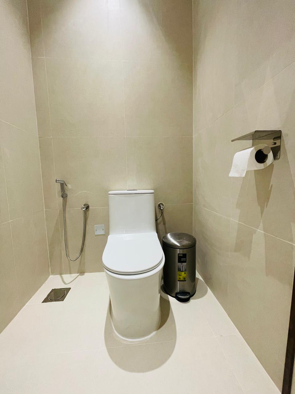Office fit-out Riyadh – Modern toilet fixtures after renovation