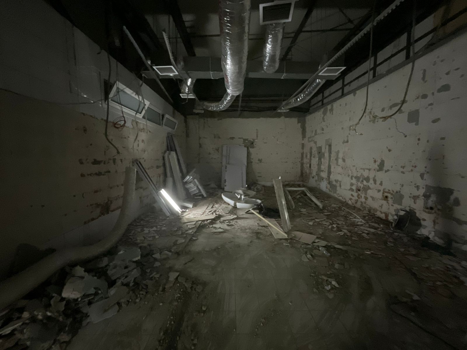 Office fit-out Riyadh – Tile work and finishing during toilet upgrading