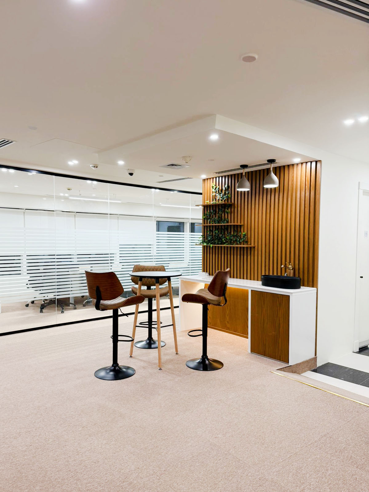 Office fit-out Riyadh – LIG NEX1 meeting area by Hanjin E&T